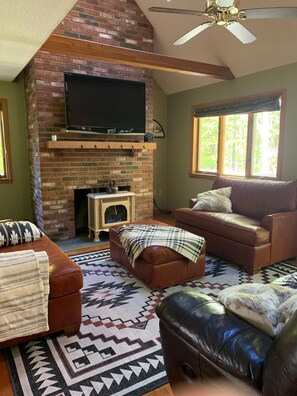 Smart TV, fireplace, DVD player, table football - Family friendly Ski/Lake house in the White Mountains - walk to lake (Madison)
