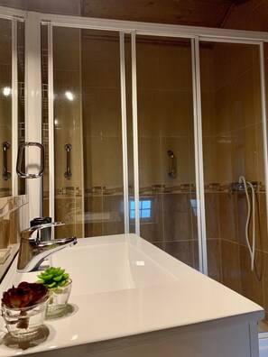 Dusche, Haartrockner, Bidet, Handtücher