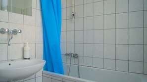 Shared bathroom - Shared Modern Apartment Schönbrunn - Budget Chic Room (Vienna)