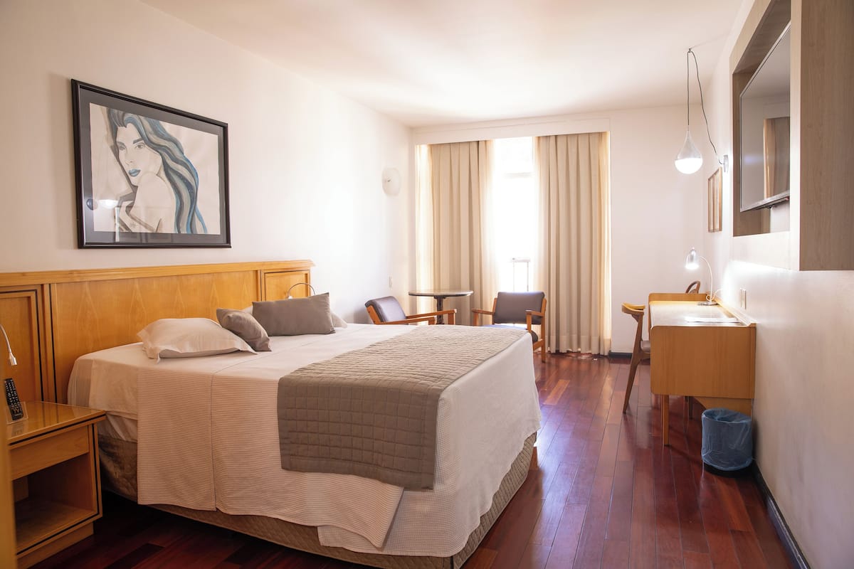 Habitación doble Deluxe, 1 cama Queen size | 1 habitación, minibar, insonorización y ropa de cama