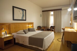 Minibar, desk, laptop workspace, soundproofing - Ritz Plaza Hotel (Juiz de Fora)