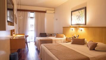 Luxo Triplo Casal | Frigobar, escrivaninha, espaço de trabalho para notebook