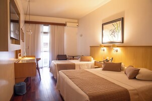 Luxo Triplo Casal | Minibar, desk, laptop workspace, soundproofing