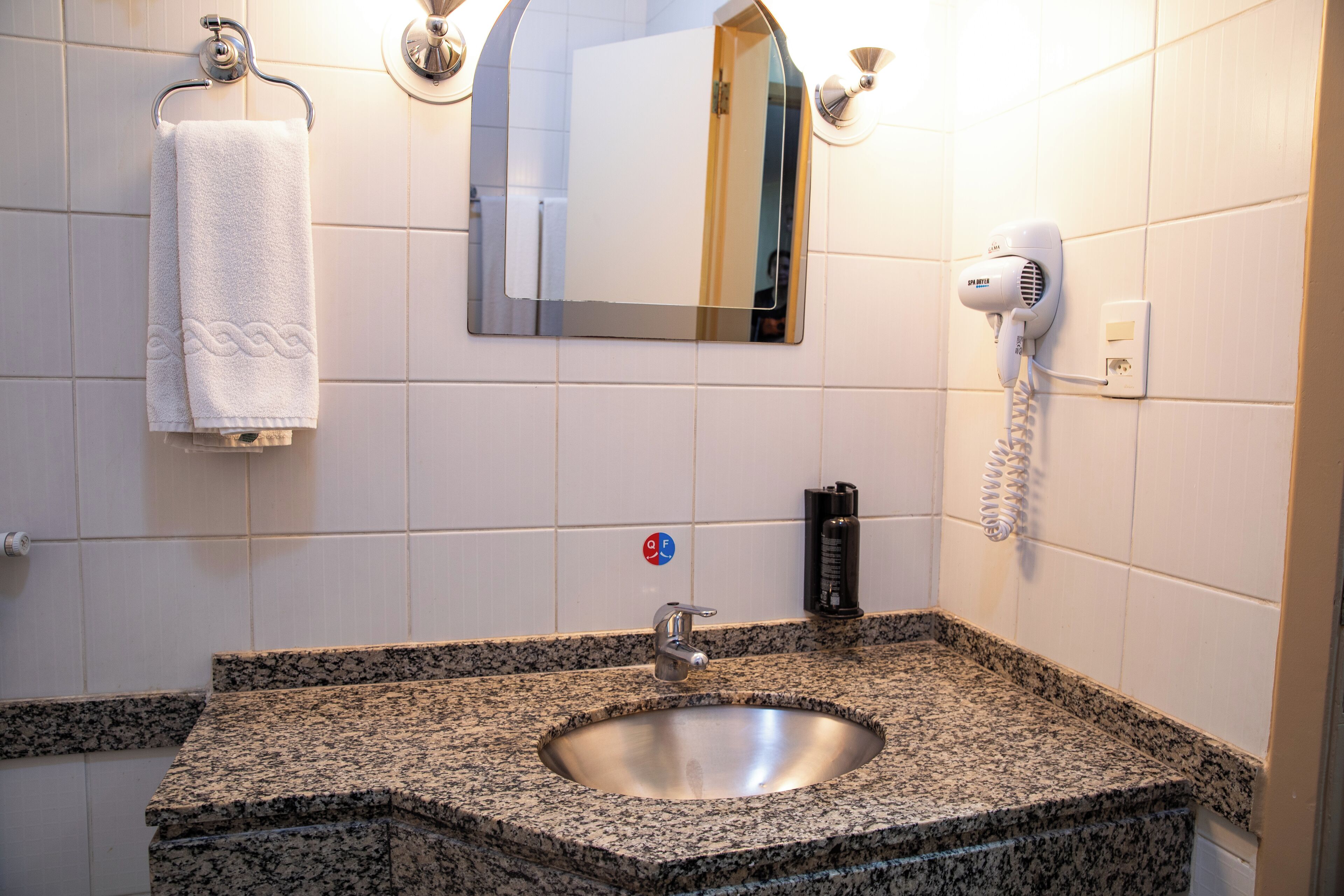 studio solteiro | bathroom | shower, hair dryer, towels, soap
