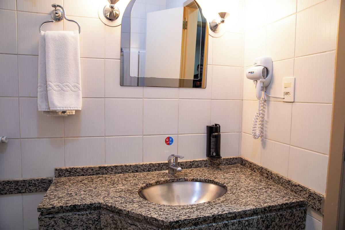 studio solteiro | bathroom | shower, hair dryer, towels, soap