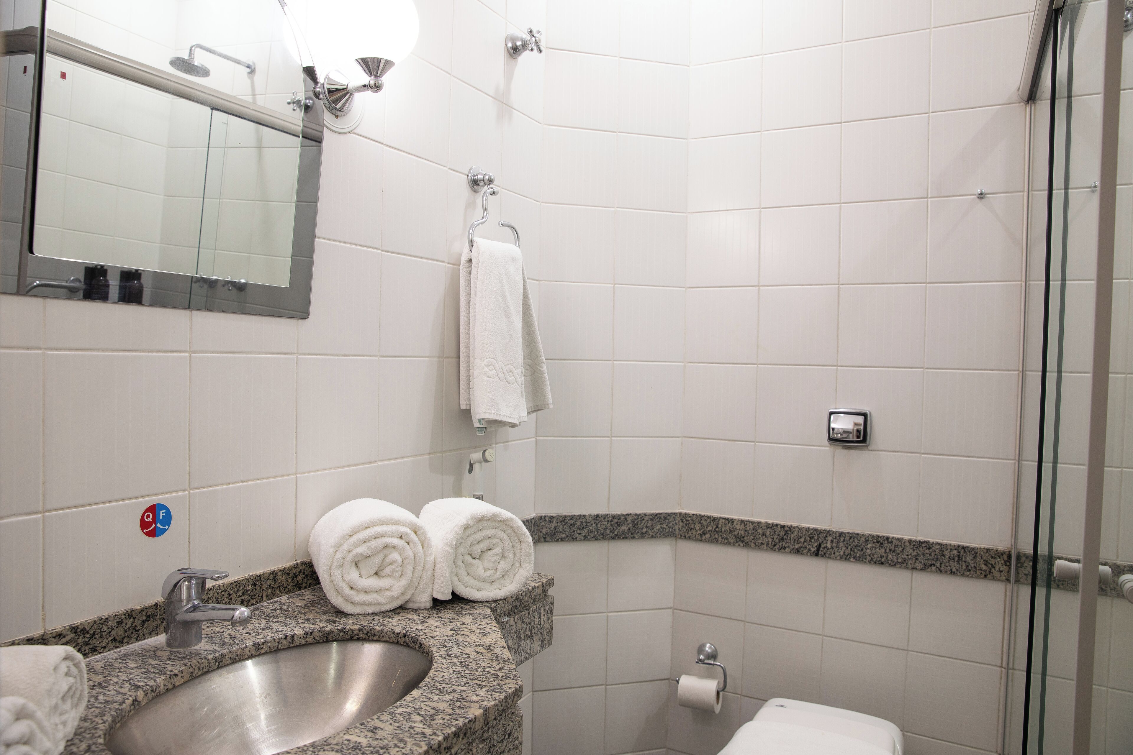 suíte família | bathroom | shower, hair dryer, towels, soap