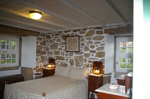 2 bedrooms, travel cot, WiFi, bed sheets