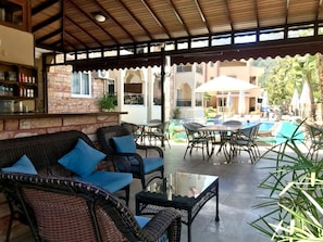 Bar en bord de piscine