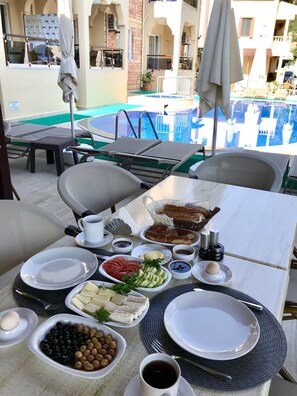 Daily cooked-to-order breakfast for a fee - Gozdem Apart 2 (Marmaris)