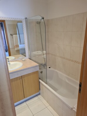 Shower, hair dryer, towels - Two  bedrooms and bed sofa in leaving room, pool, tennis court, near beach (Olhos de Água)