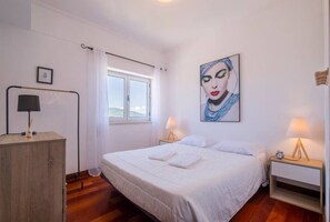 3 habitaciones, tabla de planchar con plancha, wifi y ropa de cama 