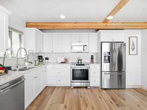 Refrigerador, microondas, horno y parrilla de estufa 