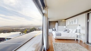 12 makuuhuonetta, tallelokero huoneessa, työpöytä, silitysrauta/-lauta