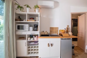 冷蔵庫、電子レンジ、コーヒー / ティーメーカー、電気ポット