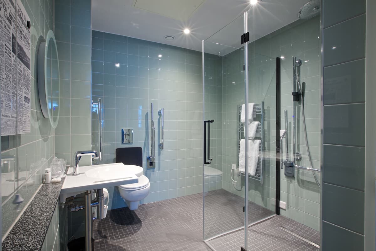 freedom - (accessible) double or twin | bathroom | free toiletries, towels, soap, shampoo