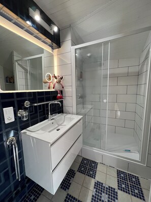 Duschwanne, Haartrockner, Toilettenpapier