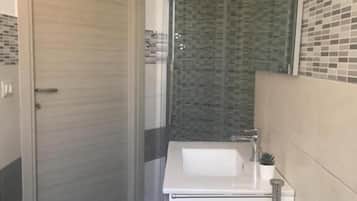 Douche, douche à « effet pluie », sÚche-cheveux, peignoirs