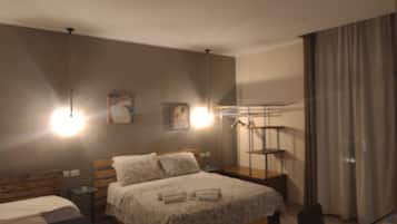 Comfort Quadruple Room (Bayley) | Down comforters, minibar, individually decorated, individually furnished