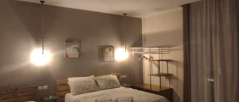 Comfort Quadruple Room (Bayley) | Down comforters, minibar, individually decorated, individually furnished