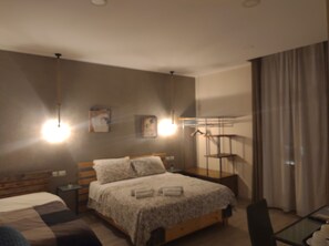 Comfort Quadruple Room (Bayley) | Down duvets, minibar, individually decorated, individually furnished - B&B Il Bastione (Catania)