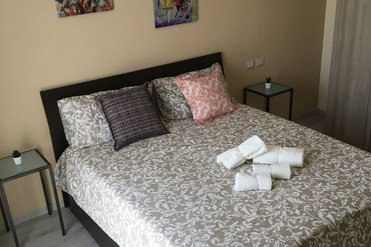 Cubrecamas, minibar, escritorio y espacio para trabajar con laptop 