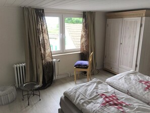 5 bedrooms, travel cot, WiFi, bed sheets - Vacation home 2 Baltic Sea fishing village Freest close to the beach dog allowed 8 persons MeckPom (Kröslin)