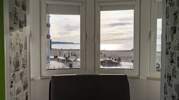 Kahden hengen deluxe-huone, 1 parisänky ja vuodesohva, parveke, merinäköala | Tallelokero huoneessa, yksilöllisesti sisustettu