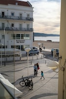 Quarto casal, sacada, vista para a cidade | Cofres nos quartos, individualmente decorados