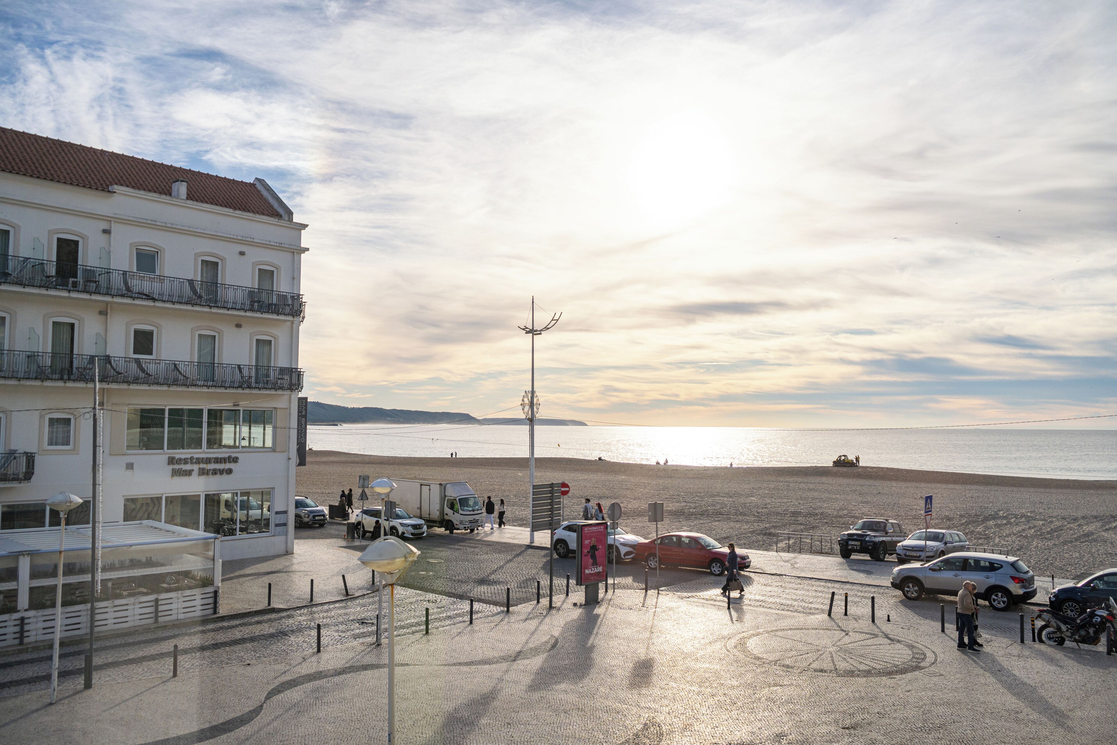 Habitación doble Deluxe, 1 cama matrimonial y sofá cama, balcón, vista al mar | Caja de seguridad en la habitación y decoración personalizada 