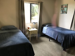 4 habitaciones, tabla de planchar con plancha, internet y ropa de cama 