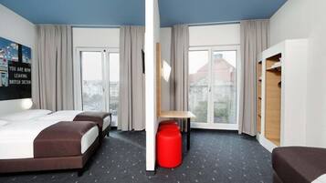 Dreibettzimmer | Allergikerbettwaren, Schreibtisch, schallisolierte Zimmer