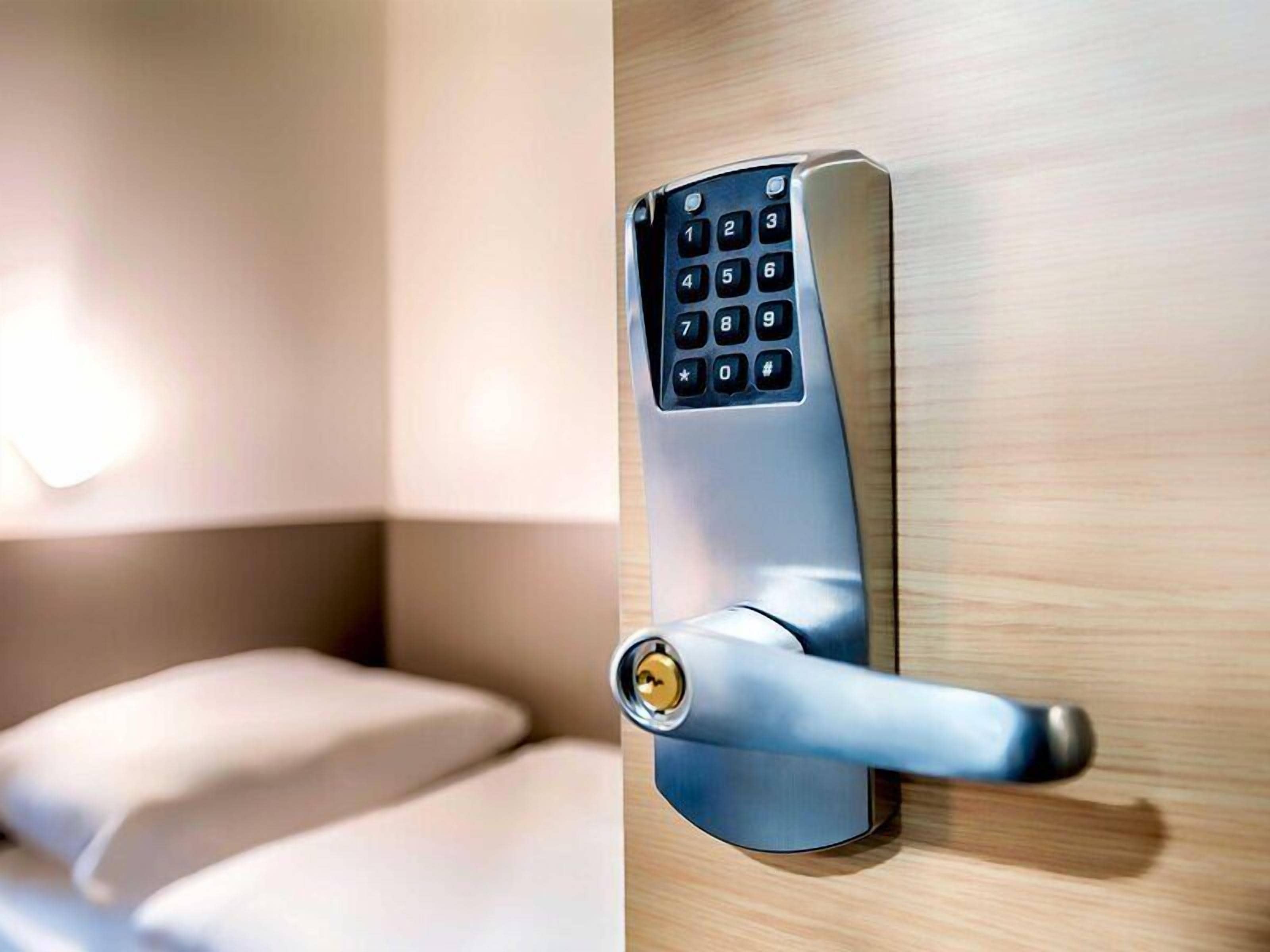 Hypo-allergenic bedding available, desk, soundproofing, WiFi (free)