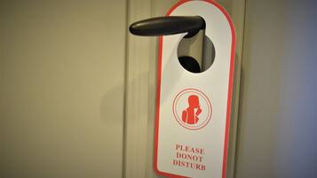 A door with a sign that says "Please don't disturb" and a handle.