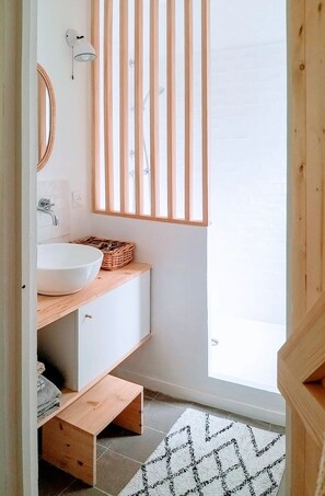 Douche, sèche-cheveux, serviettes fournies, savon