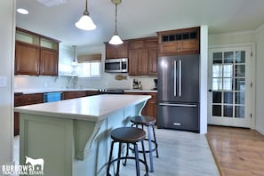 Fridge, microwave, oven, stovetop - Milford Lakeview Getaway (Milford)