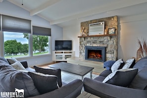 TV, fireplace, DVD player, books - Milford Lakeview Getaway (Milford)
