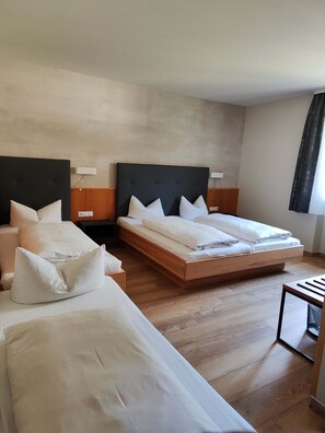 Quadruple Room | Free WiFi, bed sheets - Gasthof Zahler (Röfingen)