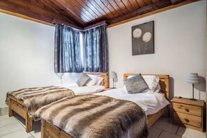 6 slaapkamers, een strijkplank/strijkijzer, reisbedje, gratis wifi