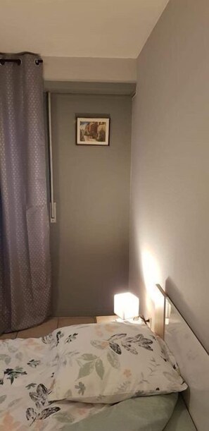Decoración personalizada, muebles diferentes, escritorio y wifi gratis 