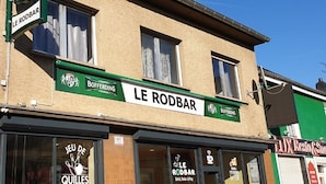 Un edifici amb un rètol que diu "LE RODBAR" i "BOFFERING", que indica un bar o restaurant.