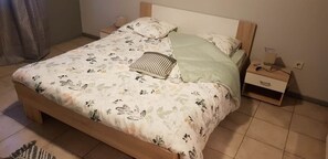 Decoración personalizada, muebles diferentes, escritorio y wifi gratis 