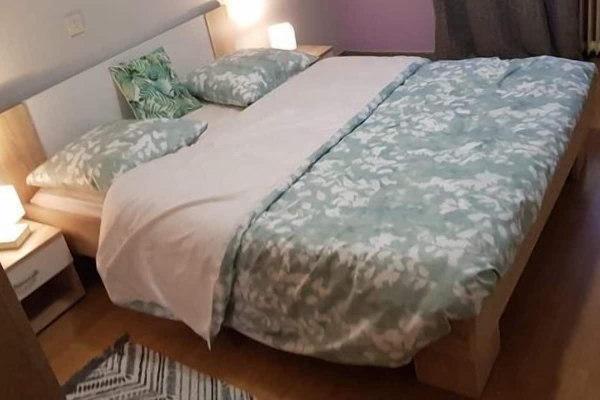 Habitación doble | Decoración personalizada, muebles diferentes, escritorio y wifi gratis