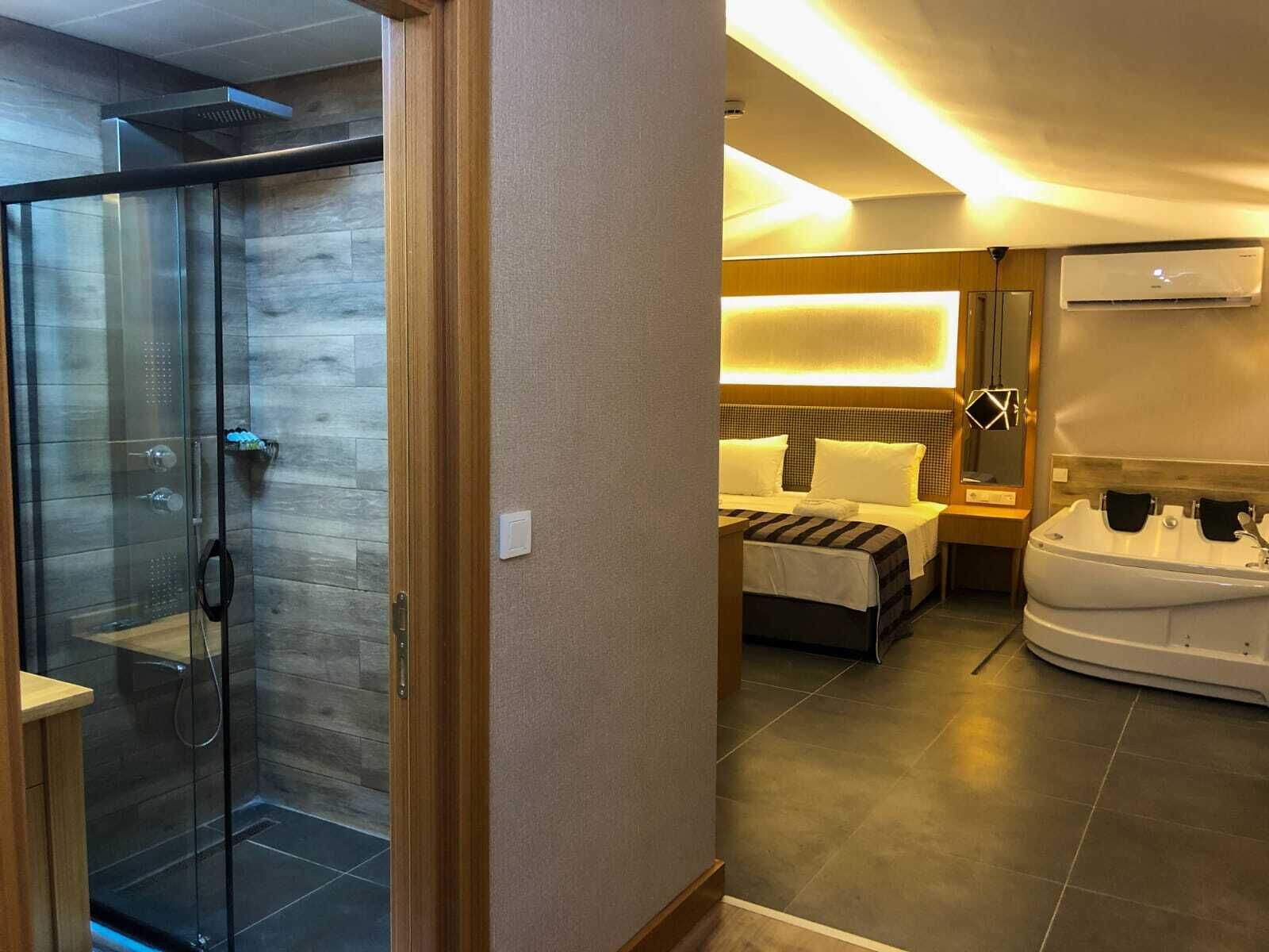 Business Suite, Jetted Tub, Harbor View | Premium bedding, down comforters, Select Comfort beds, minibar