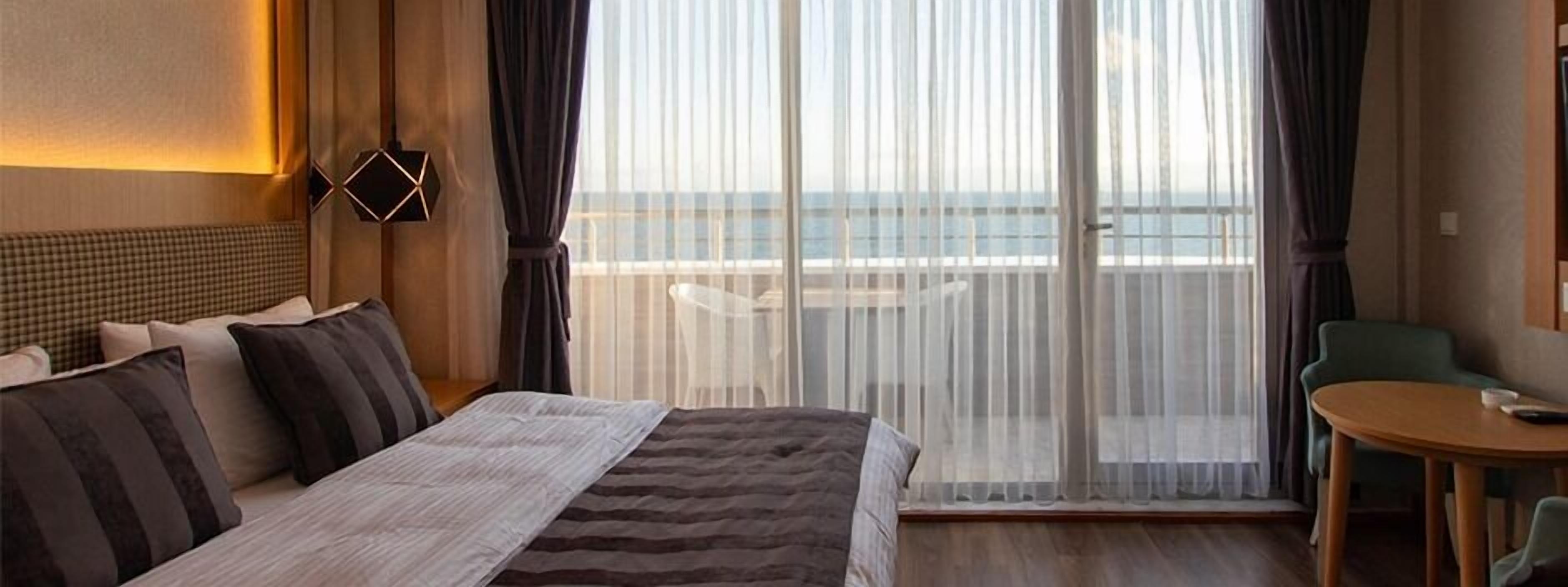 standard room, harbour view | premium bedding, down duvets, select comfort beds, minibar