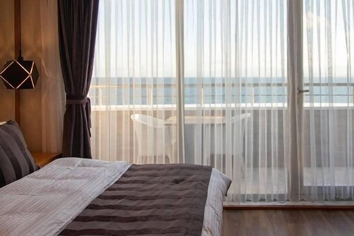 standard room, harbour view | premium bedding, down duvets, select comfort beds, minibar