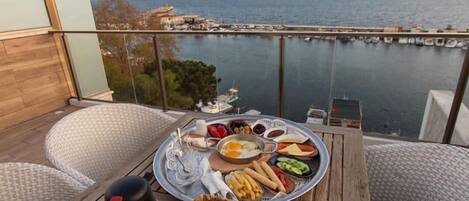 Desayuno de cocina local incluido todos los días