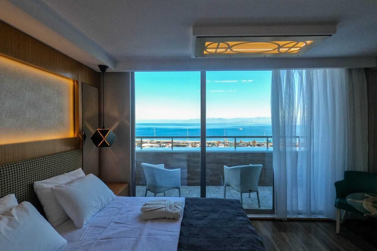 standard room, harbour view | premium bedding, down duvets, select comfort beds, minibar