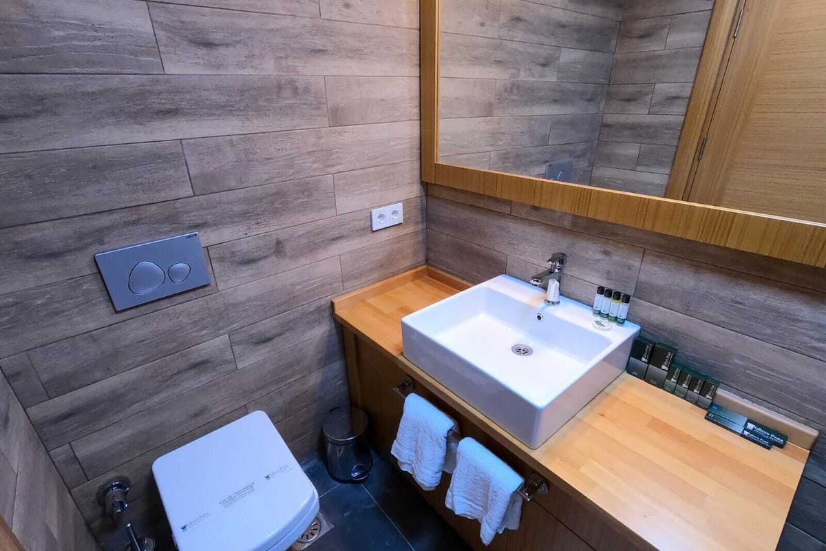 standard room, harbour view | bathroom sink