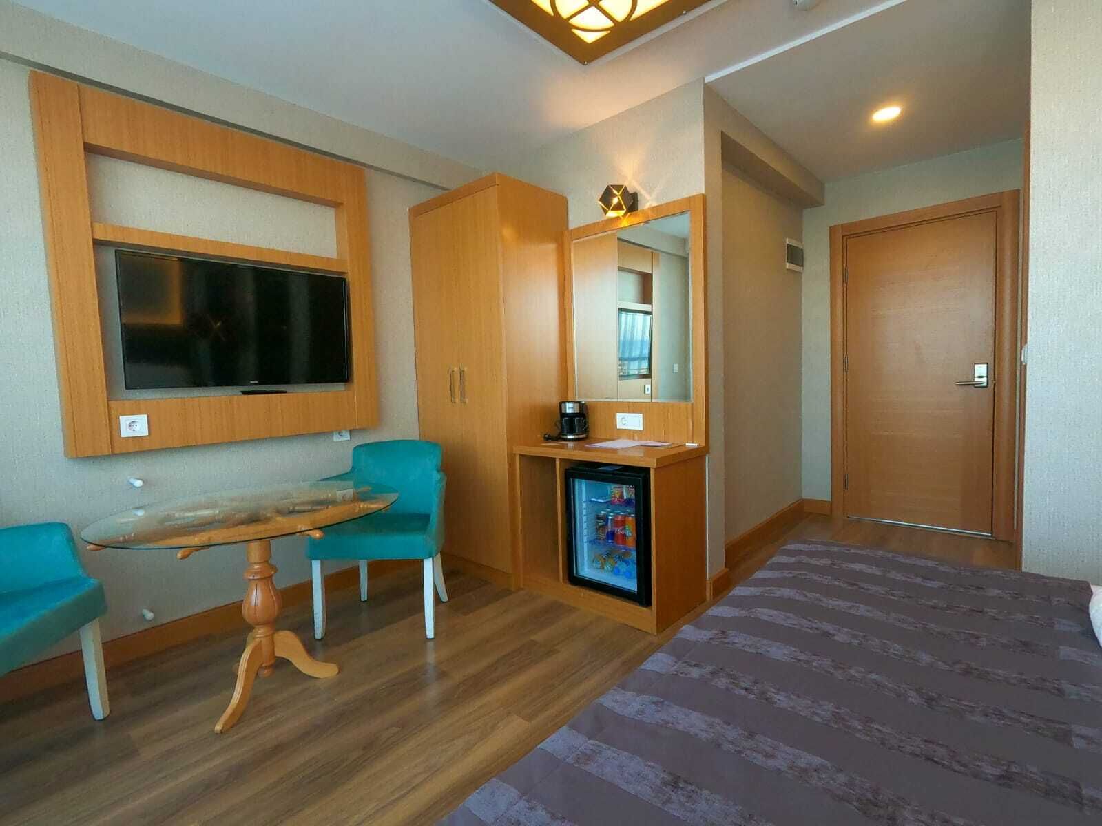 standard room, harbour view | living area | lcd tv