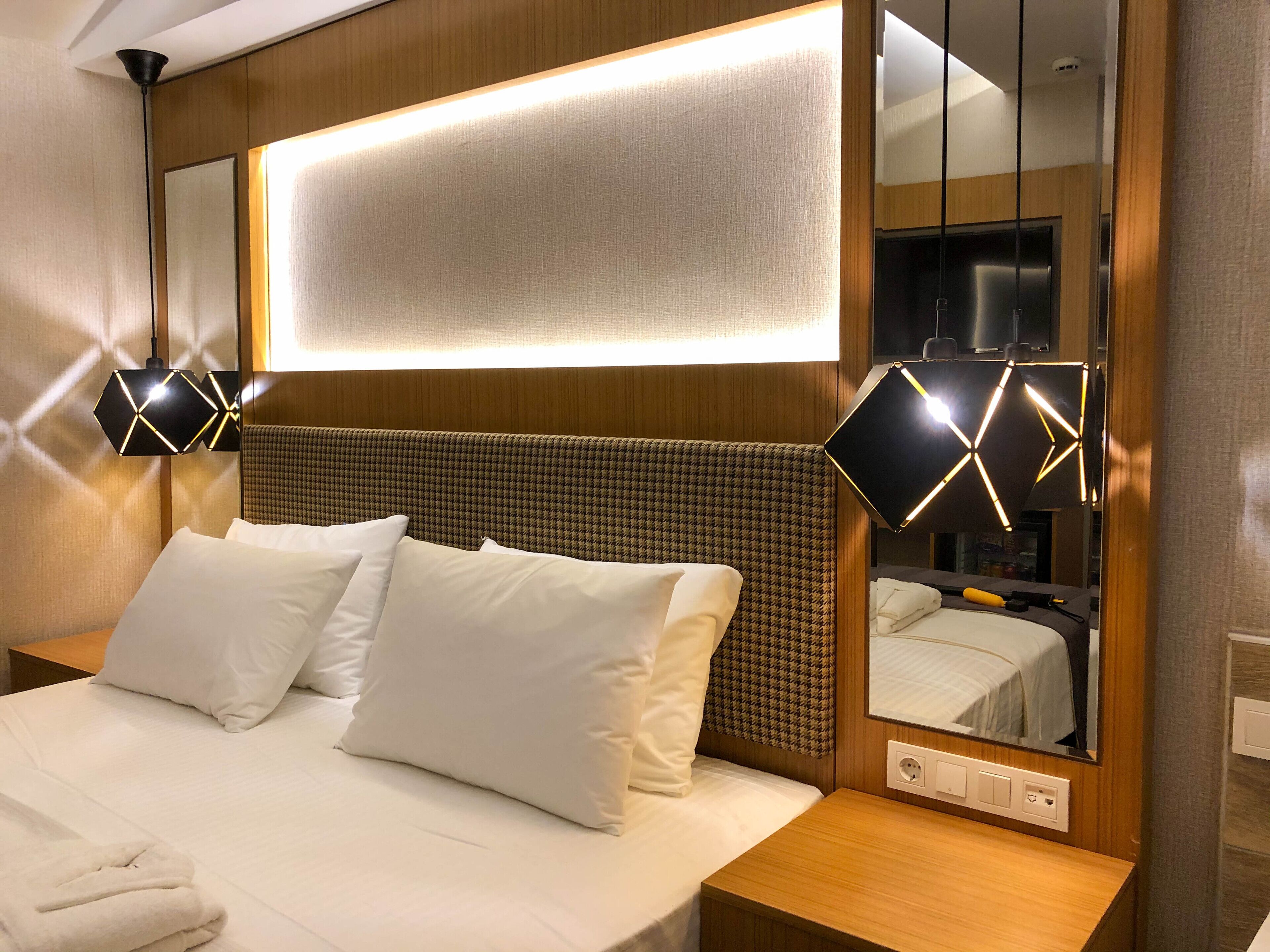 business suite, jetted tub, harbour view | premium bedding, down duvets, select comfort beds, minibar